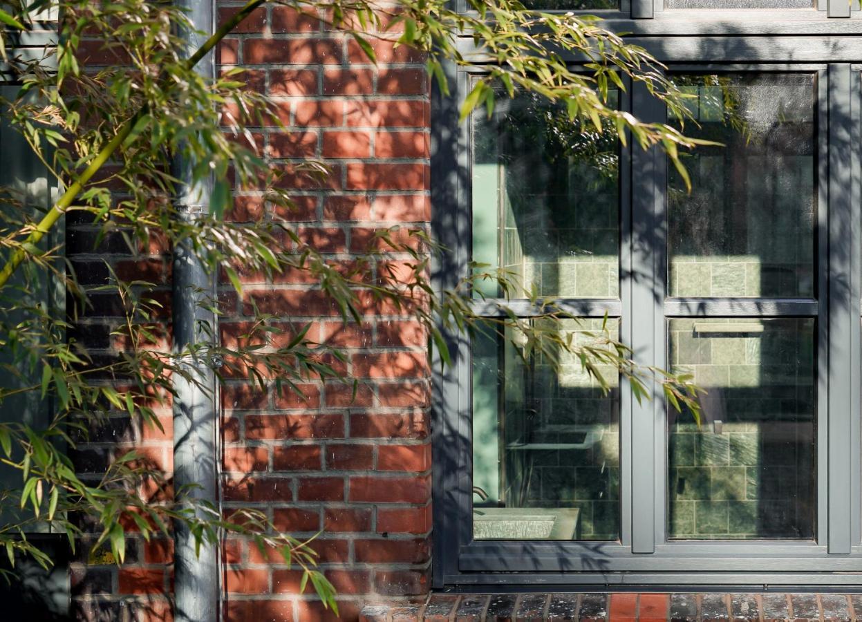 Sly Berlin Hotel Eksteriør billede A window in the house