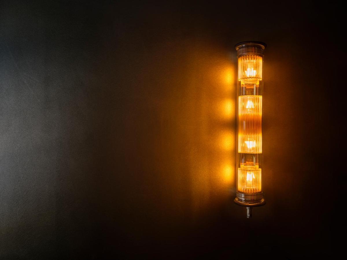 Sly Berlin Hotel Eksteriør billede A three-light warning light