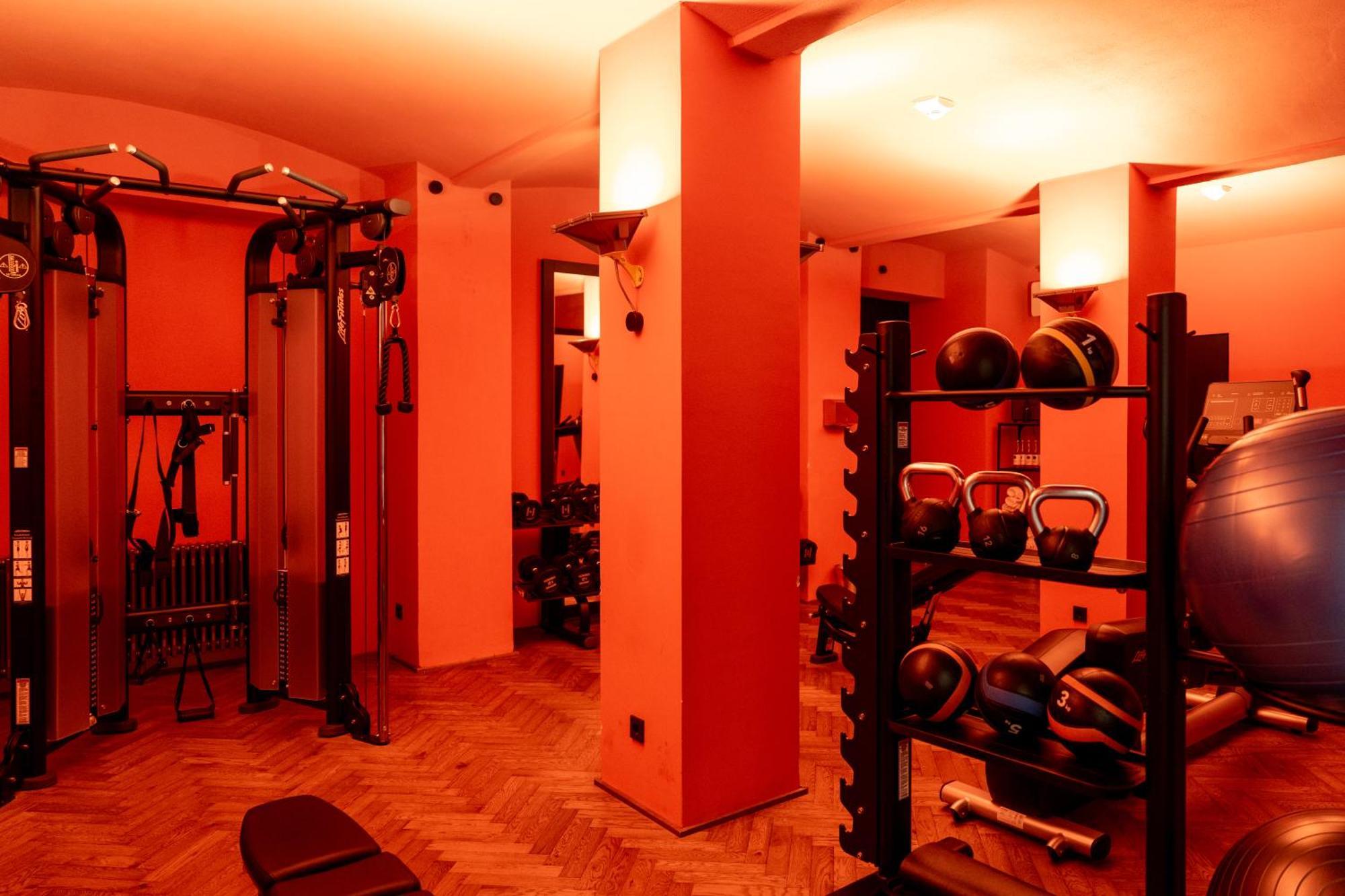 Sly Berlin Hotel Eksteriør billede A typical Virgin Active gym