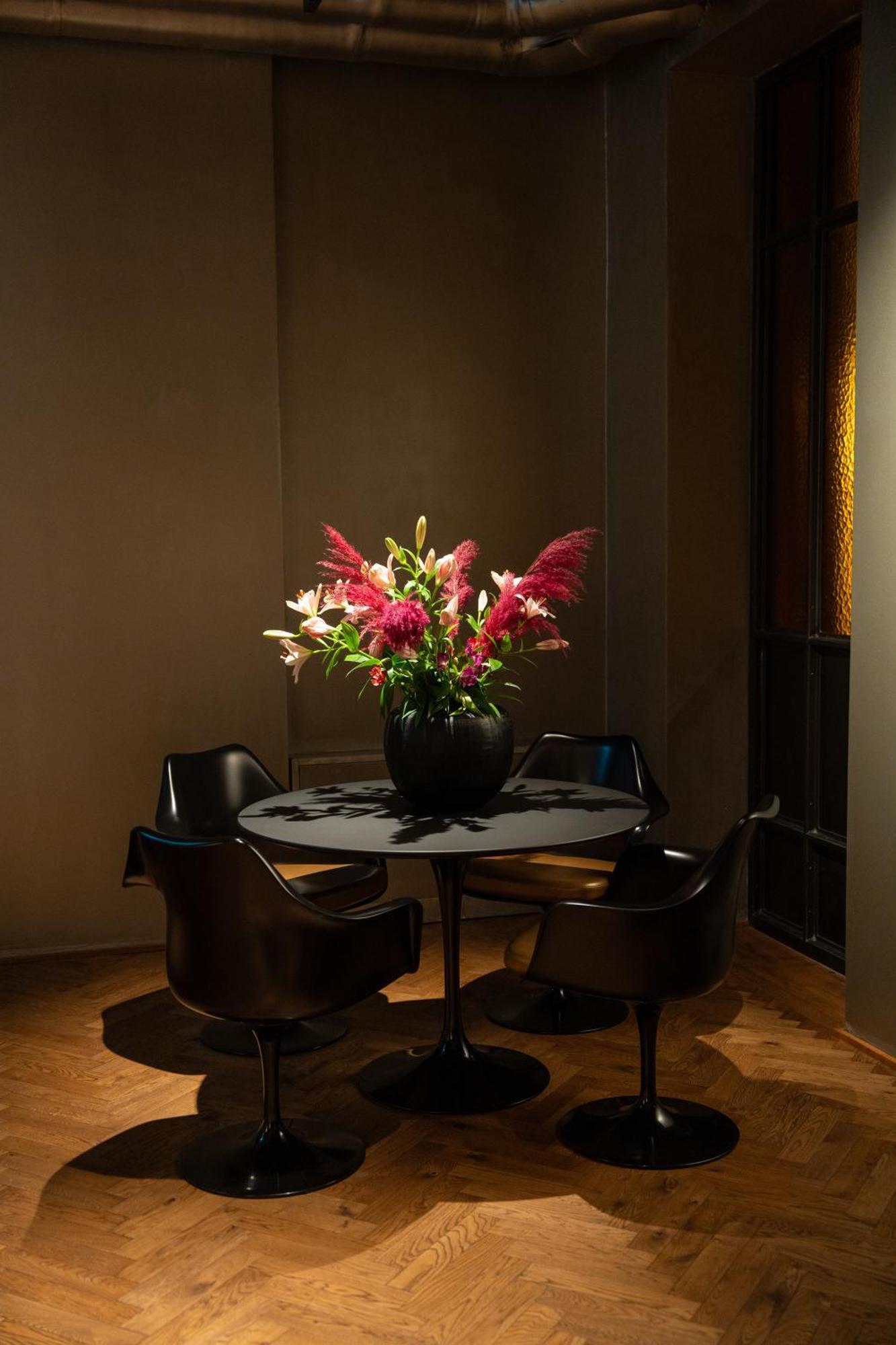 Sly Berlin Hotel Eksteriør billede A table with a flower arrangement