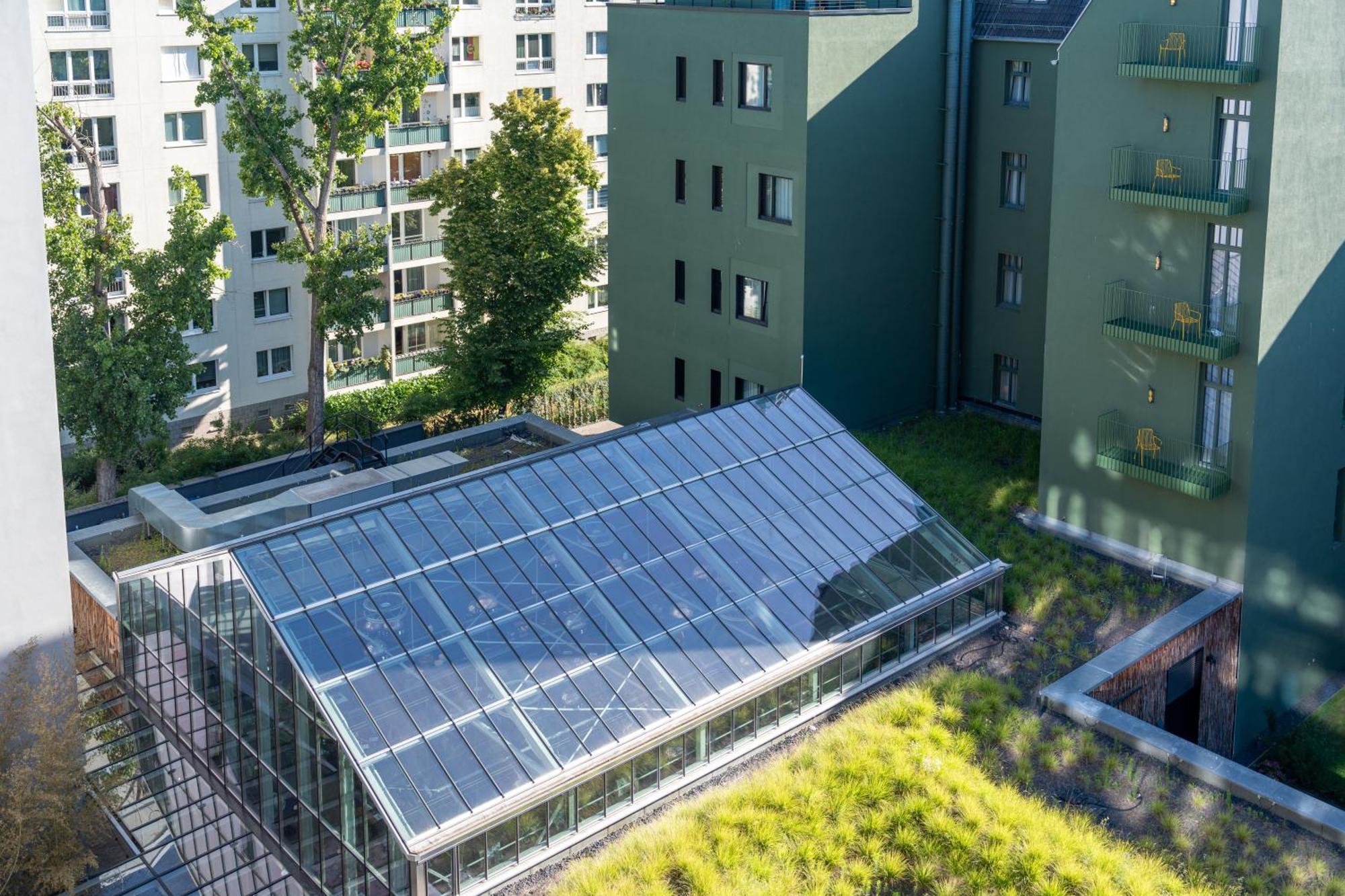 Sly Berlin Hotel Eksteriør billede Solar collectors on a green roof