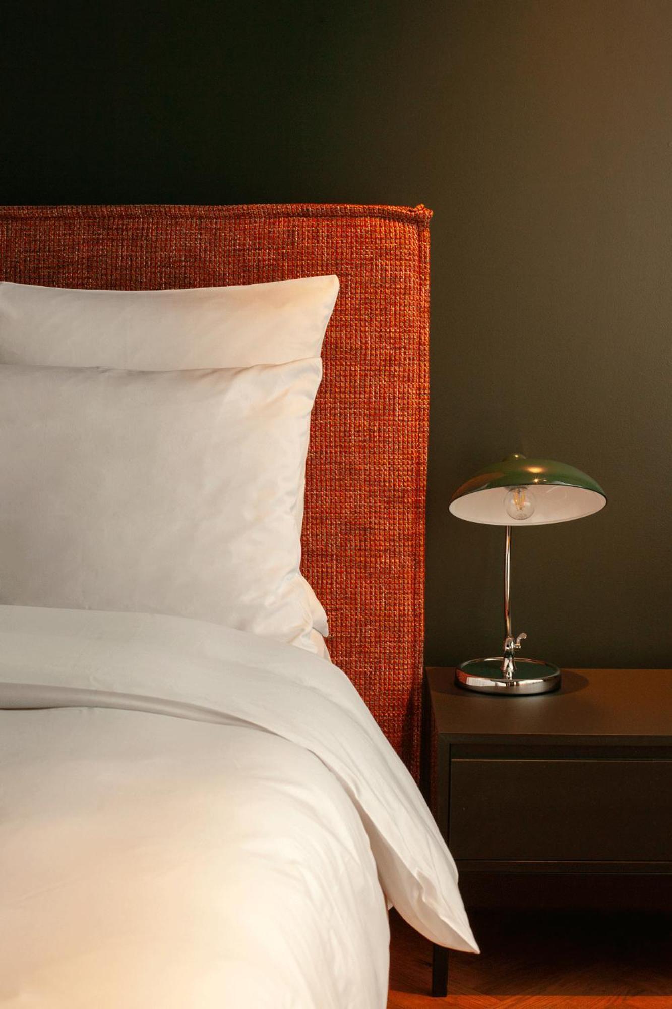 Sly Berlin Hotel Eksteriør billede A table lamp