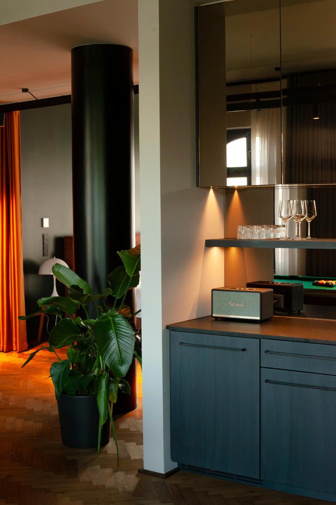 Sly Berlin Hotel Eksteriør billede The Bowers & Wilkins Zeppelin wireless speaker