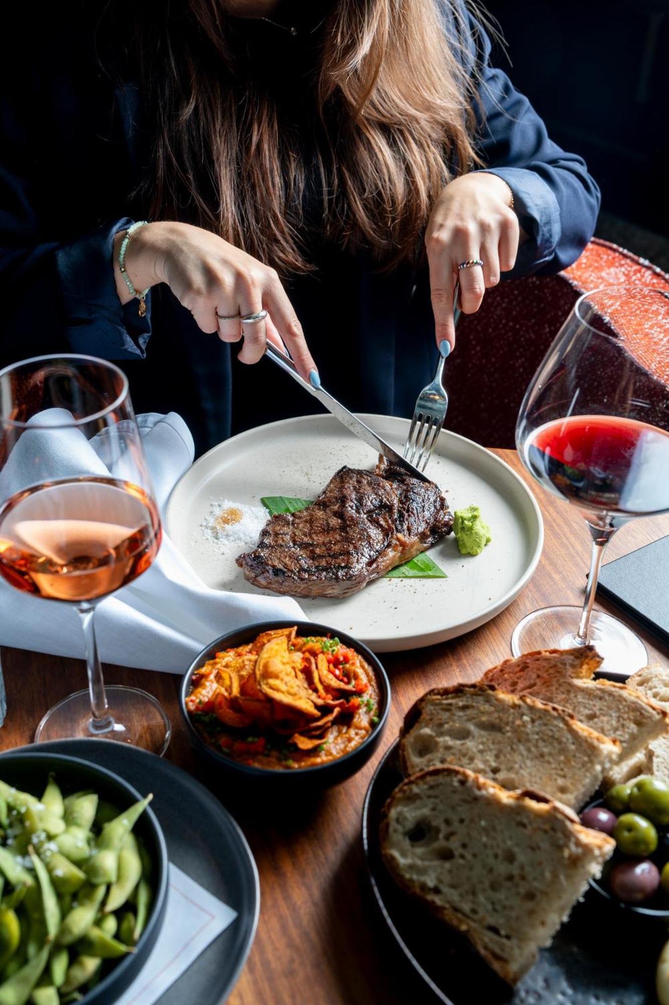Sly Berlin Hotel Eksteriør billede A steak at the restaurant